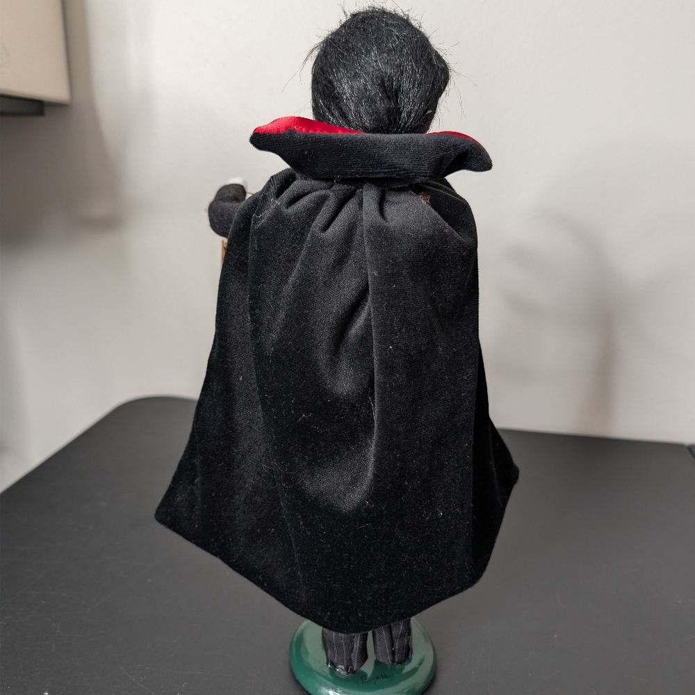 Buyers' Choice Count Dracula Caroler Figurine With Lantern - Picture 3 of 8